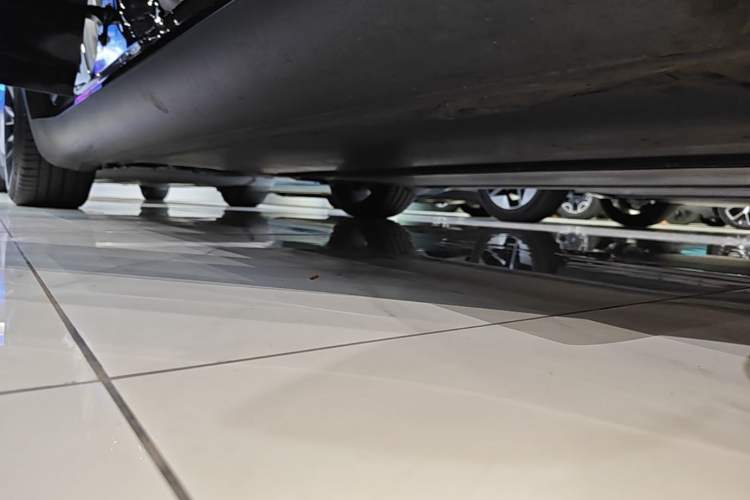 Used Tesla Model Y 2022 Long-Range All-Wheel-Drive Version Right Side Sill