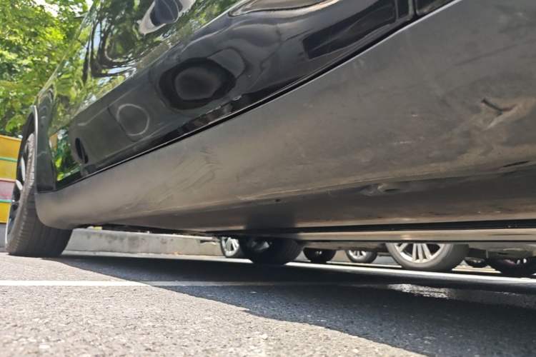 Used Tesla Model Y 2022 Long-Range All-Wheel-Drive Version Right Side Sill