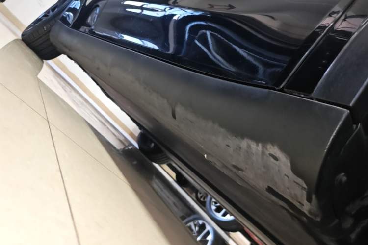 Used Tesla Model Y 2022 Long-Range All-Wheel-Drive Version Right Side Sill