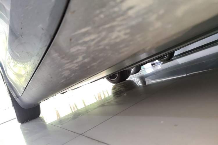Used Tesla Model Y 2022 Long-Range All-Wheel-Drive Version Right Side Sill
