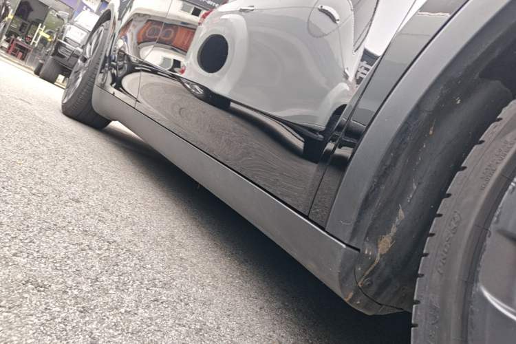 Used Tesla Model Y 2022 Performance High-Performance All-Wheel-Drive Version Right Side Sill