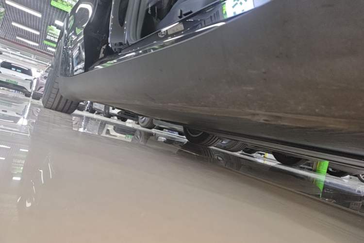 Used Tesla Model Y 2022 Long-Range All-Wheel-Drive Version Right Side Sill