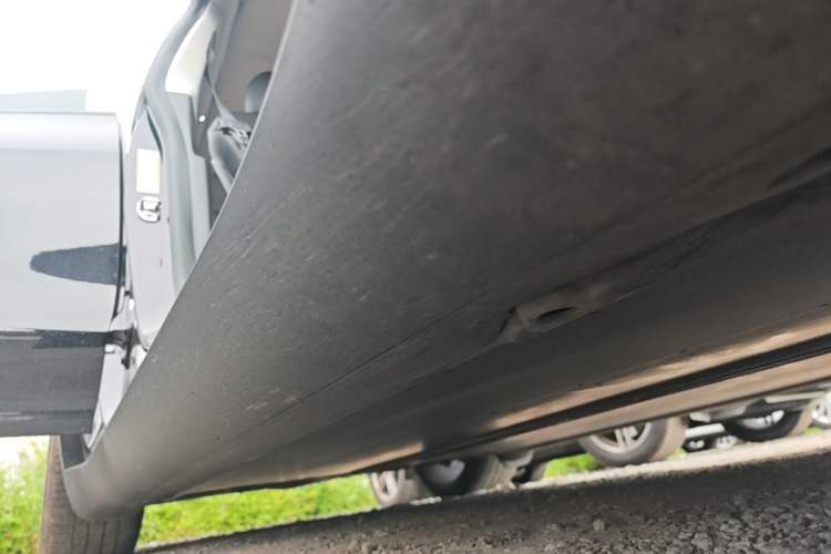 Used Tesla Model Y 2022 Performance High-Performance All-Wheel-Drive Version Right Side Sill