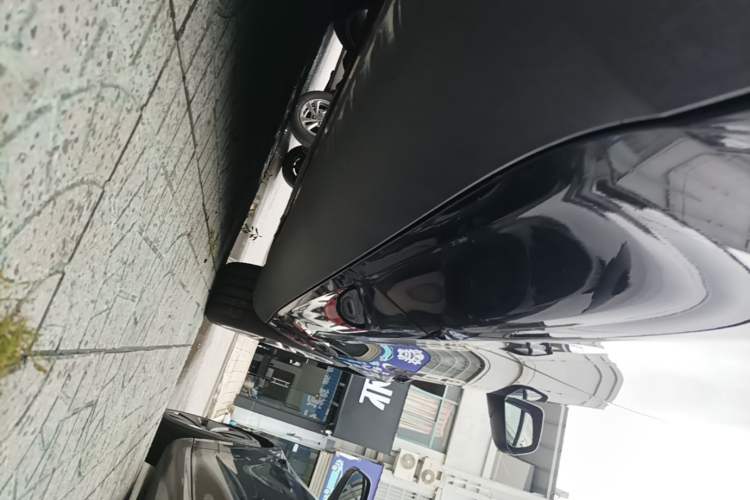 Used Tesla Model Y 2022 Long-Range All-Wheel-Drive Version Right Side Sill