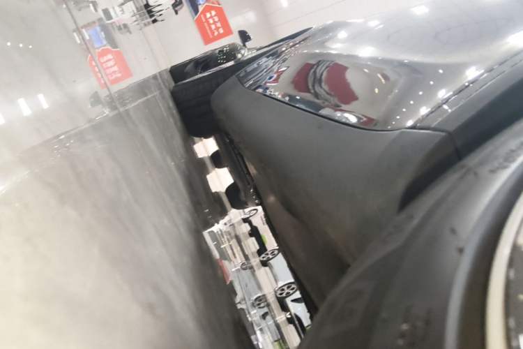 Used Tesla Model Y 2022 Long-Range All-Wheel-Drive Version Right Side Sill