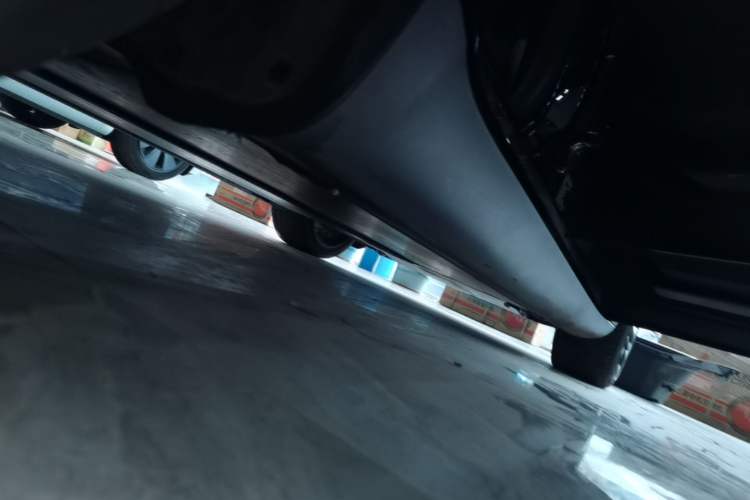 Used Tesla Model Y 2022 Long-Range All-Wheel-Drive Version Right Side Sill