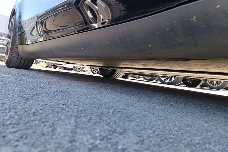 Used Tesla Model Y 2022 Performance High-Performance All-Wheel-Drive Version Right Side Sill