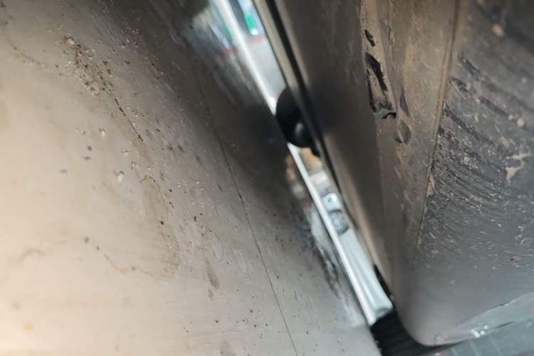 Used Tesla Model Y 2022 Long-Range All-Wheel-Drive Version Right Side Sill