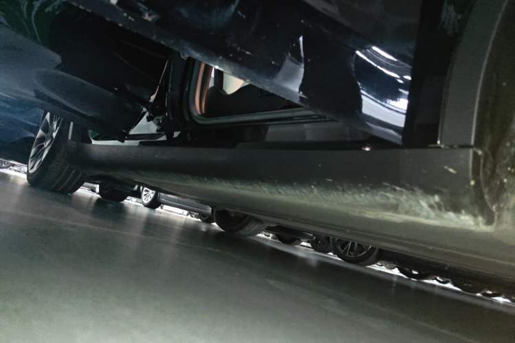 Used Tesla Model Y 2022 Long-Range All-Wheel-Drive Version Right Side Sill