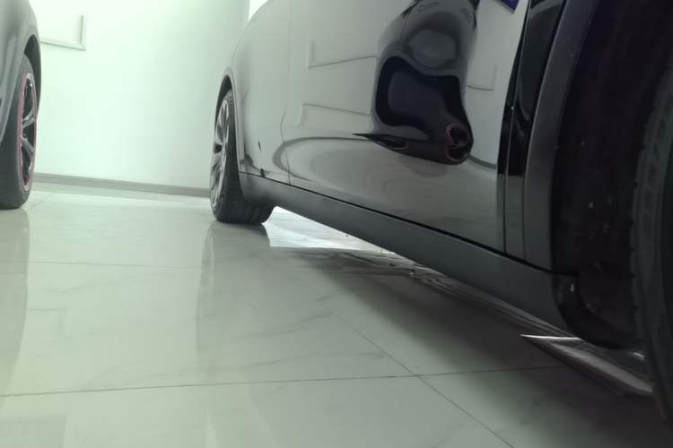 Used Tesla Model Y 2022 Performance High-Performance All-Wheel-Drive Version Right Side Sill