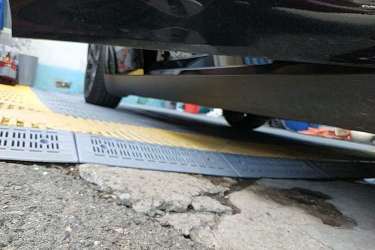 Used Tesla Model Y 2022 Revised Version Long-Range All-Wheel Drive Right Side Sill