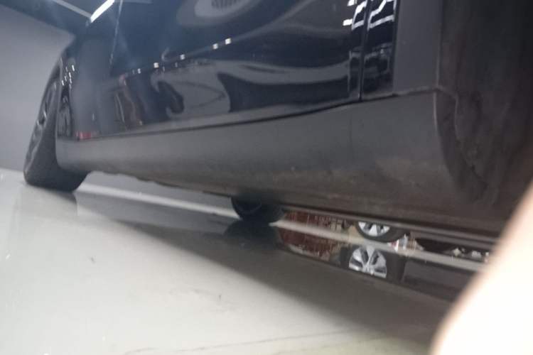 Used Tesla Model Y 2022 Performance High-Performance All-Wheel-Drive Version Right Side Sill