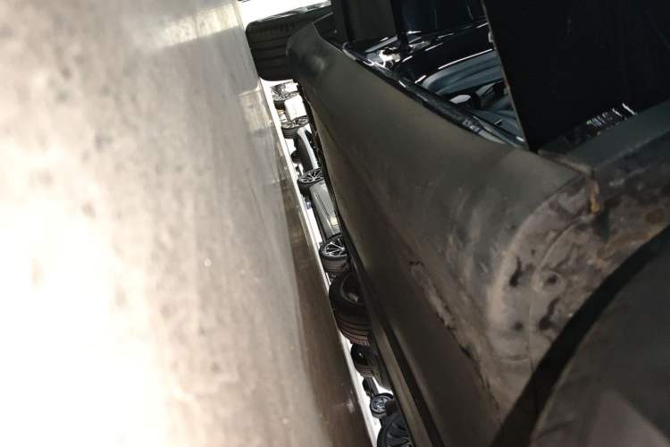 Used Tesla Model Y 2022 Long-Range All-Wheel-Drive Version Right Side Sill