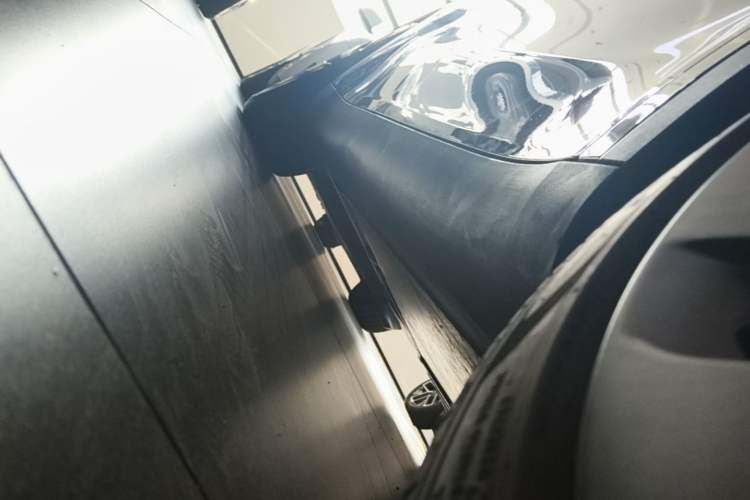 Used Tesla Model Y 2022 Performance High-Performance All-Wheel-Drive Version Right Side Sill