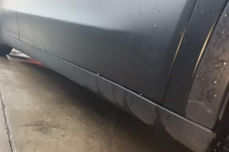 Used Tesla Model Y 2022 Long-Range All-Wheel-Drive Version Right Side Sill