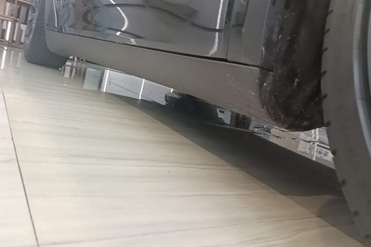 Used Tesla Model Y 2022 Performance High-Performance All-Wheel-Drive Version Right Side Sill