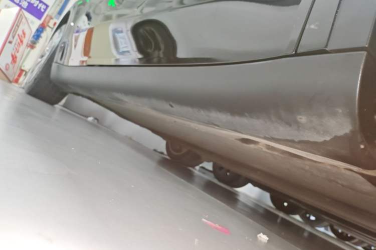Used Tesla Model Y 2022 Long-Range All-Wheel-Drive Version Right Side Sill
