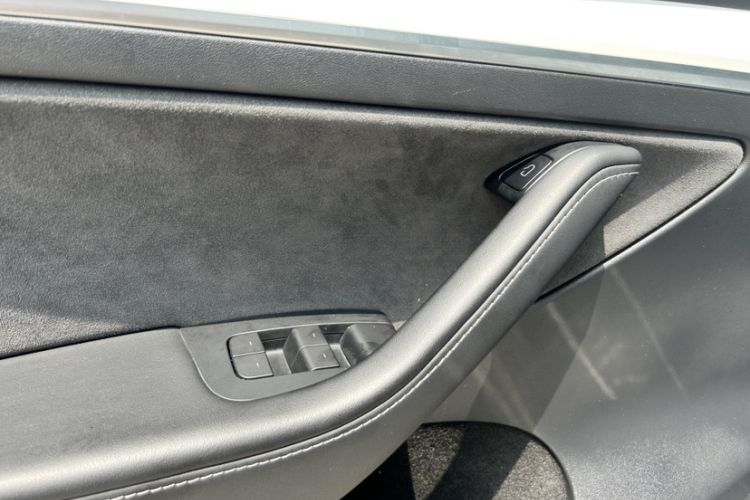 Used Tesla Model Y 2022 Rear-Wheel-Drive Version Roof