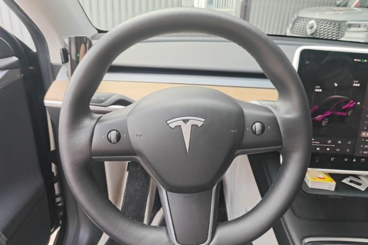 Used Tesla Model Y 2022 Long-Range All-Wheel-Drive Version Steering Wheel