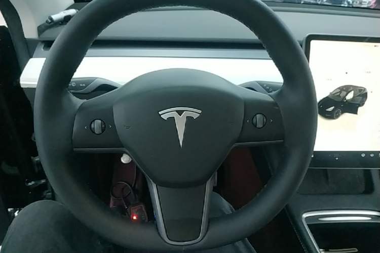 Used Tesla Model Y 2022 Long-Range All-Wheel-Drive Version Steering Wheel