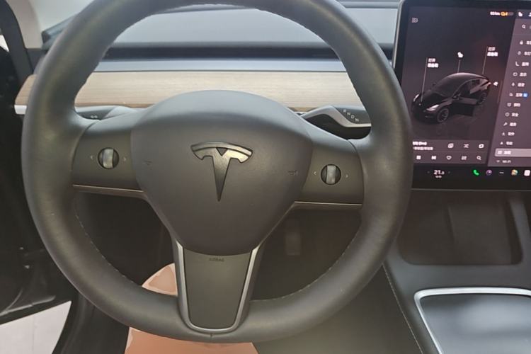 Used Tesla Model Y 2022 Long-Range All-Wheel-Drive Version Steering Wheel
