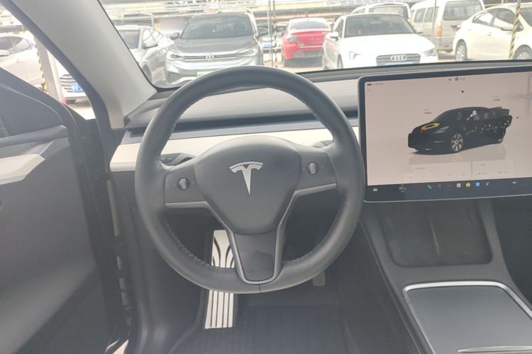 Used Tesla Model Y 2022 Long-Range All-Wheel-Drive Version Steering Wheel