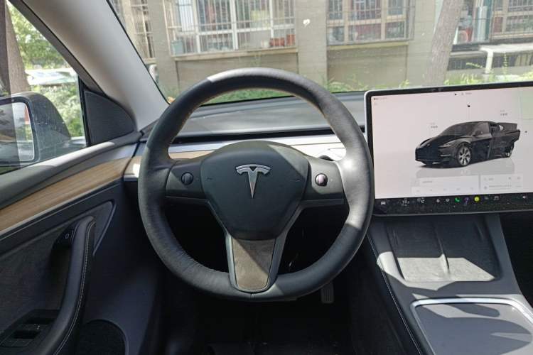 Used Tesla Model Y 2022 Long-Range All-Wheel-Drive Version Steering Wheel