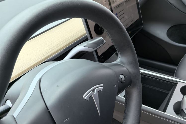 Used Tesla Model Y 2022 Long-Range All-Wheel-Drive Version Steering Wheel