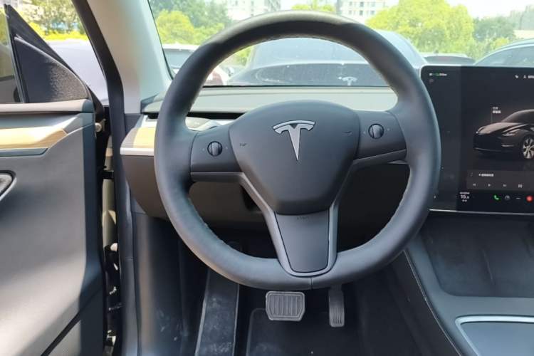 Used Tesla Model Y 2022 Long-Range All-Wheel-Drive Version Steering Wheel