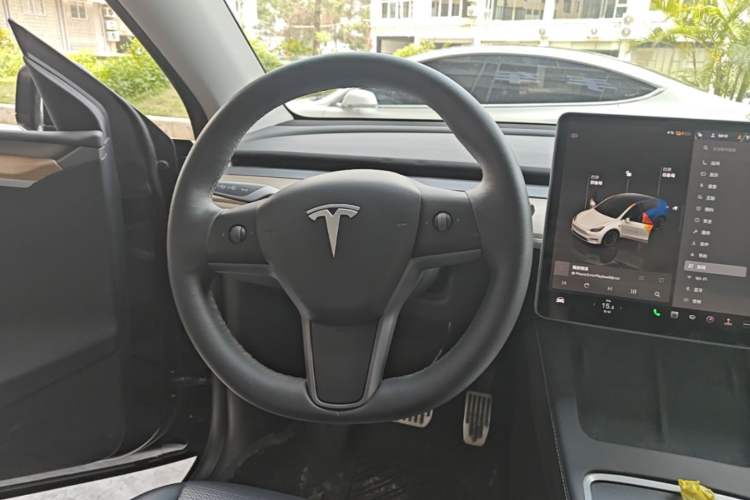 Used Tesla Model Y 2022 Long-Range All-Wheel-Drive Version Steering Wheel
