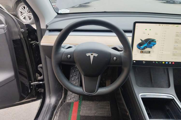 Used Tesla Model Y 2022 Long-Range All-Wheel-Drive Version Steering Wheel