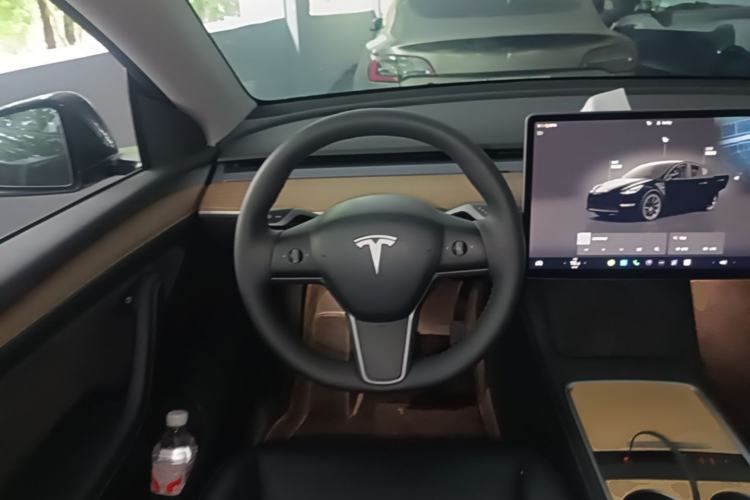 Used Tesla Model Y 2022 Long-Range All-Wheel-Drive Version Steering Wheel