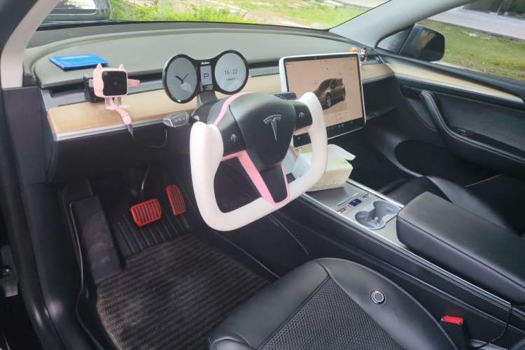 Used Tesla Model Y 2022 Long-Range All-Wheel-Drive Version Steering Wheel