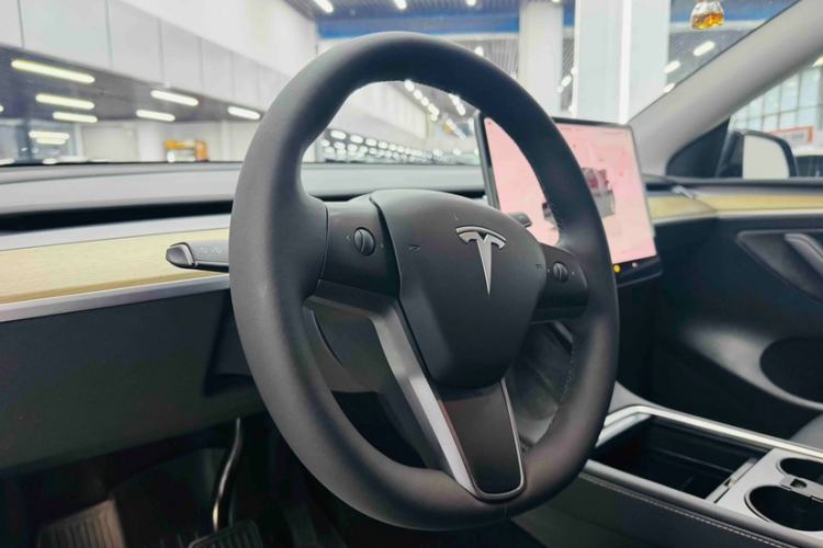 Used Tesla Model Y 2022 Long-Range All-Wheel-Drive Version Steering Wheel