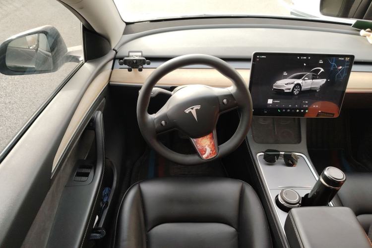 Used Tesla Model Y 2022 Long-Range All-Wheel-Drive Version Steering Wheel