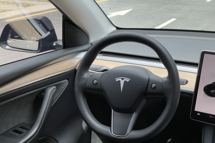 Used Tesla Model Y 2022 Long-Range All-Wheel-Drive Version Steering Wheel