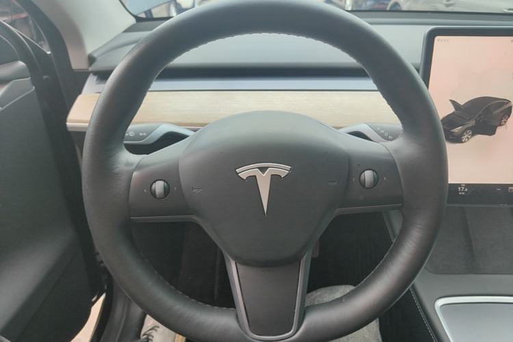 Used Tesla Model Y 2022 Long-Range All-Wheel-Drive Version Steering Wheel