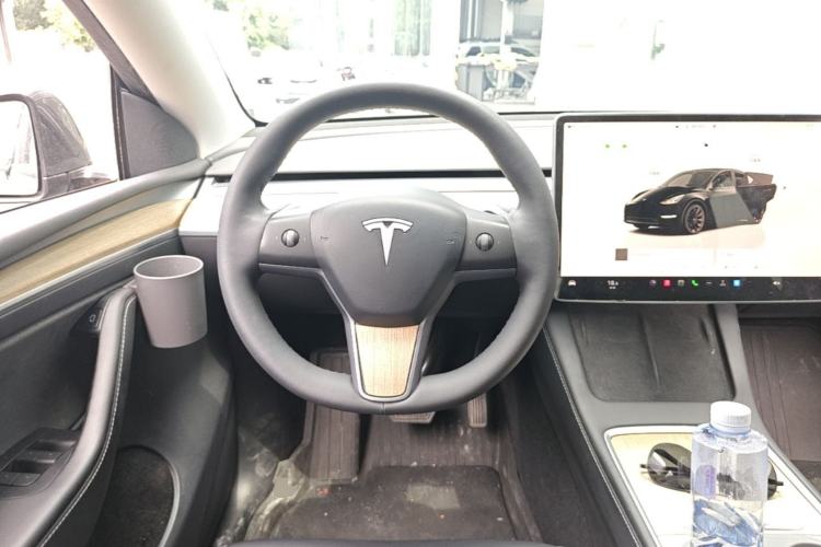 Used Tesla Model Y 2022 Long-Range All-Wheel-Drive Version Steering Wheel