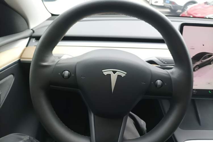 Used Tesla Model Y 2022 Long-Range All-Wheel-Drive Version Steering Wheel