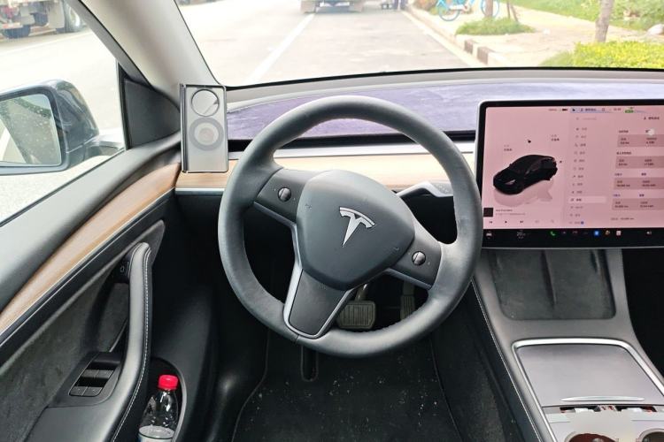 Used Tesla Model Y 2022 Long-Range All-Wheel-Drive Version Steering Wheel