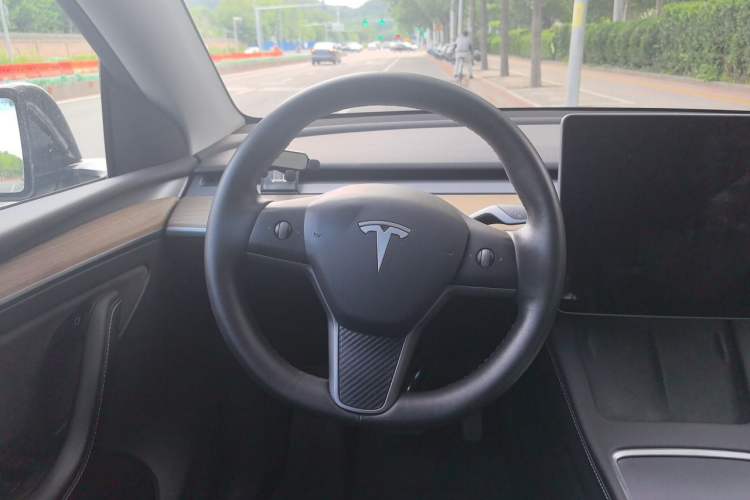Used Tesla Model Y 2022 Long-Range All-Wheel-Drive Version Steering Wheel