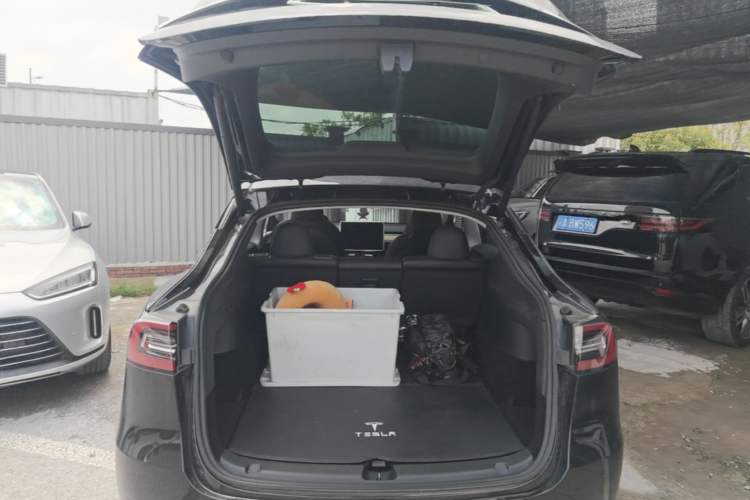 Used Tesla Model Y 2022 Long-Range All-Wheel-Drive Version Trunk