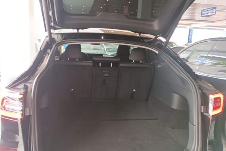 Used Tesla Model Y 2022 Long-Range All-Wheel-Drive Version Trunk