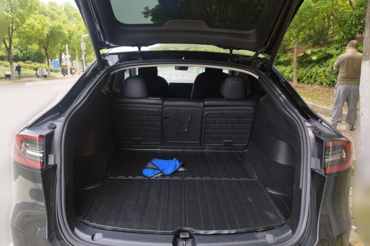 Used Tesla Model Y 2022 Rear-Wheel-Drive Version Trunk