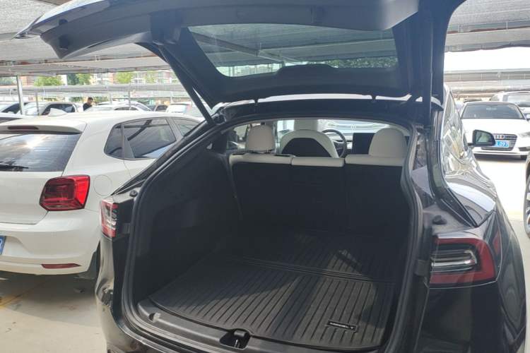 Used Tesla Model Y 2022 Long-Range All-Wheel-Drive Version Trunk