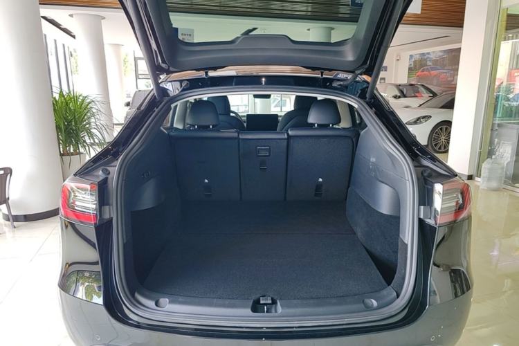 Used Tesla Model Y 2022 Long-Range All-Wheel-Drive Version Trunk