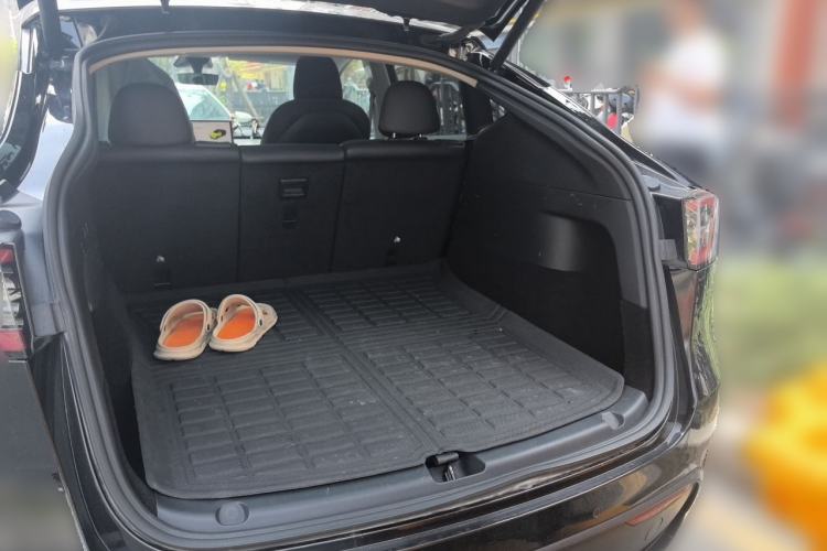 Used Tesla Model Y 2022 Long-Range All-Wheel-Drive Version Trunk