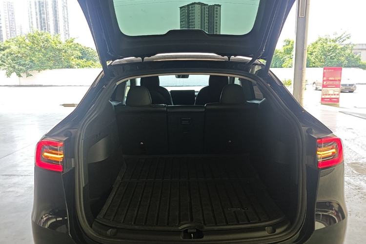 Used Tesla Model Y 2022 Long-Range All-Wheel-Drive Version Trunk