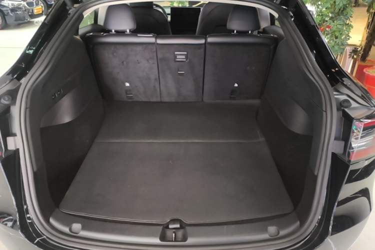 Used Tesla Model Y 2022 Long-Range All-Wheel-Drive Version Trunk