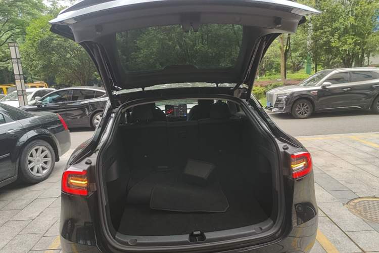 Used Tesla Model Y 2022 Rear-Wheel-Drive Version Trunk